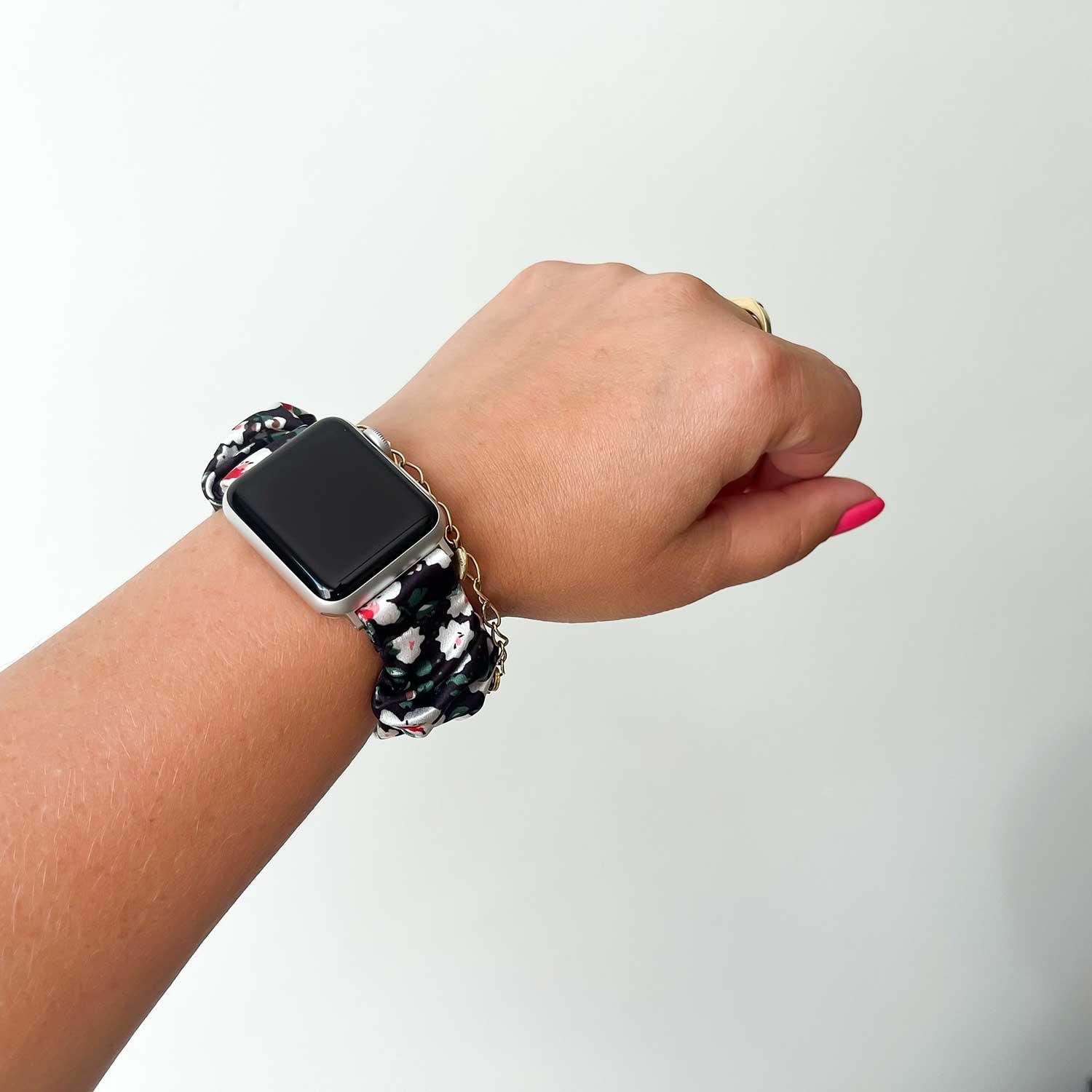 Apple Watch Armband Savara - Scrunchie - Nylon - Schwarz mit weißen Blumen
