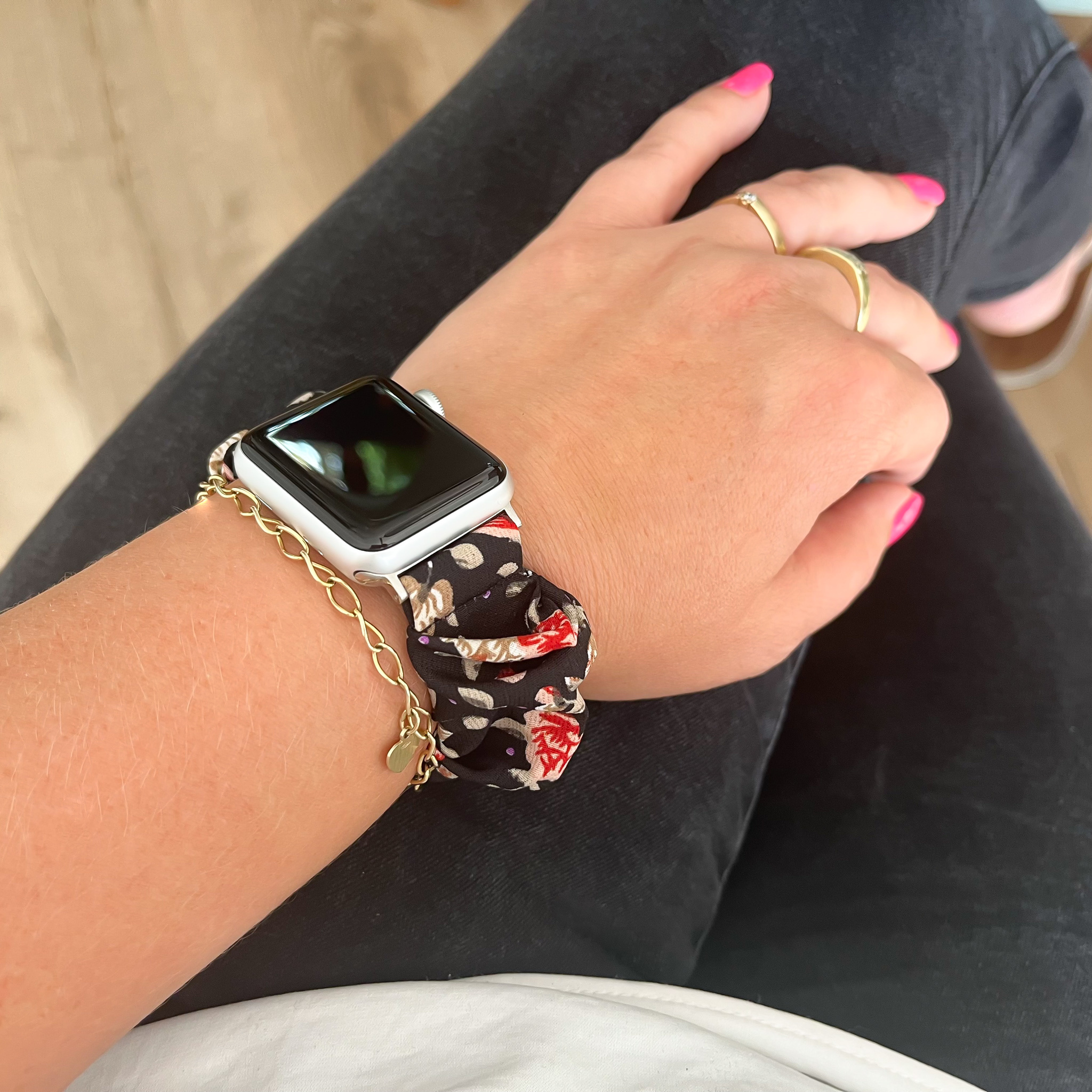 Apple Watch Nylon Scrunchie Armband - schwarz mit Blumen