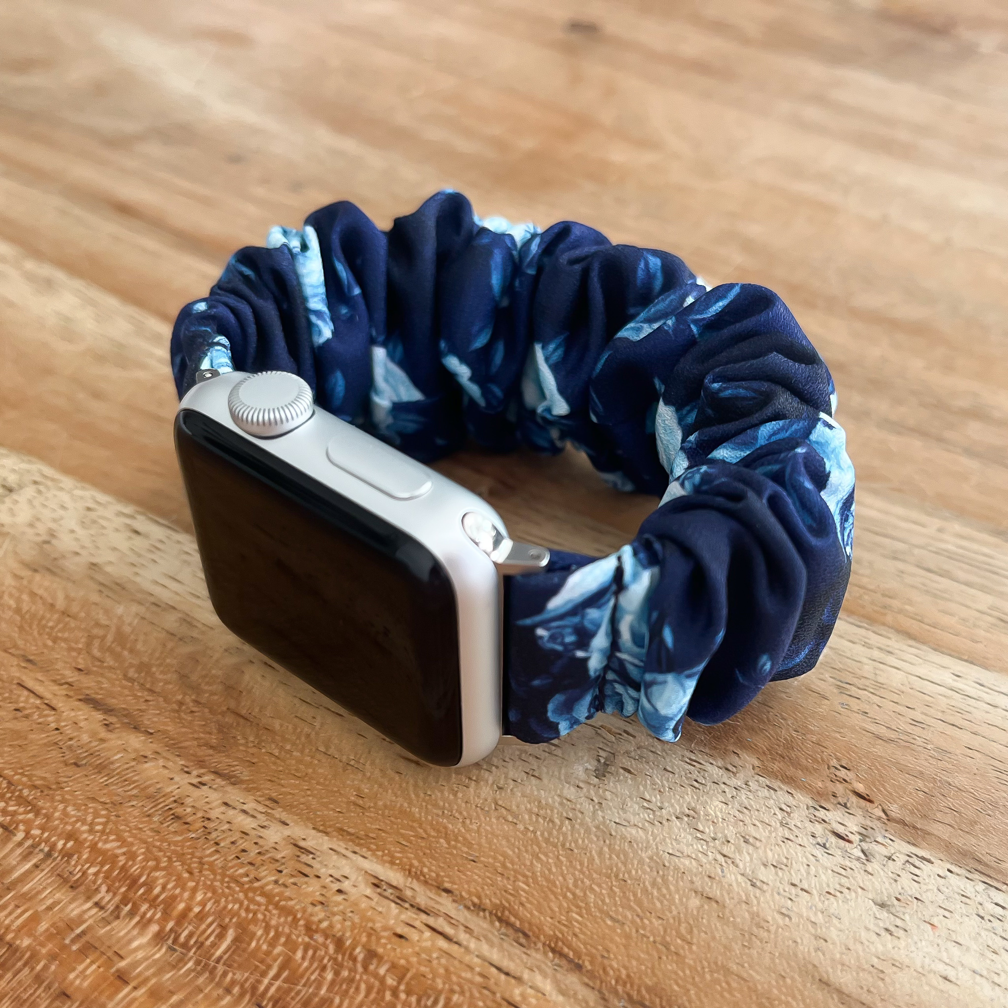 Apple Watch Nylon Scrunchie Armband - dunkelblaue Rosen