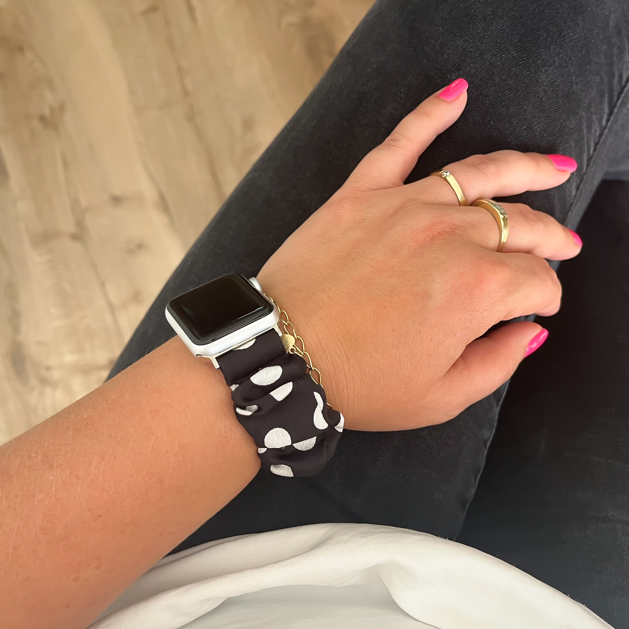 Apple Watch Nylon Scrunchie Armband - schwarz mit weißen Tupfen