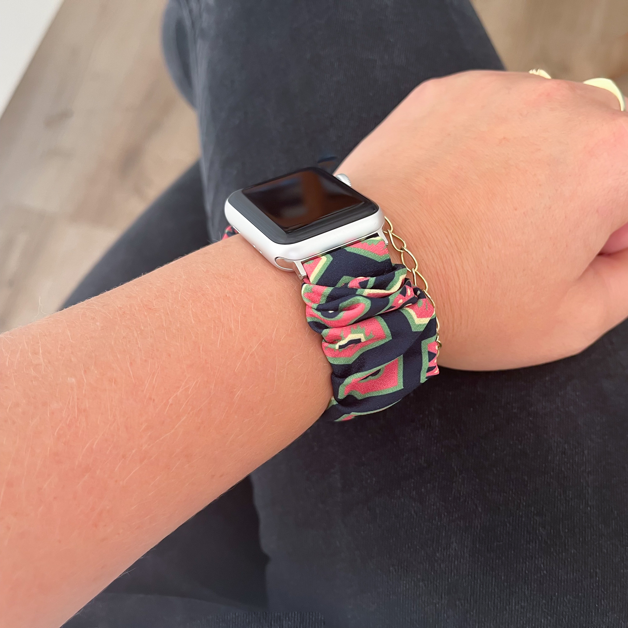 Apple Watch Nylon Scrunchie Armband - dunkelblau mit rosa und grün