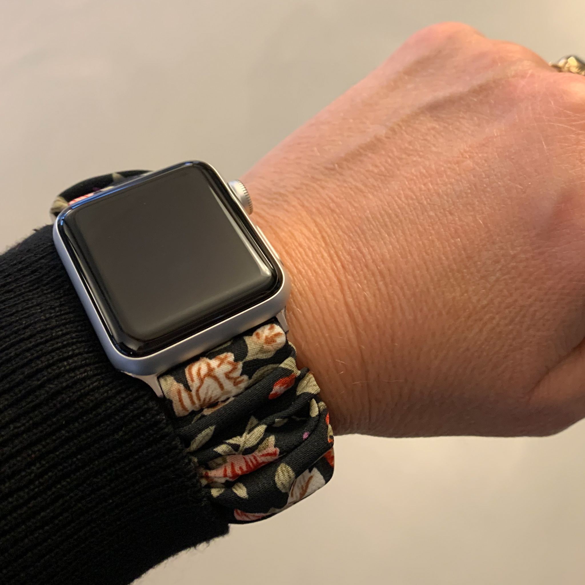 Apple Watch Nylon Scrunchie Armband - Blumen schwarz