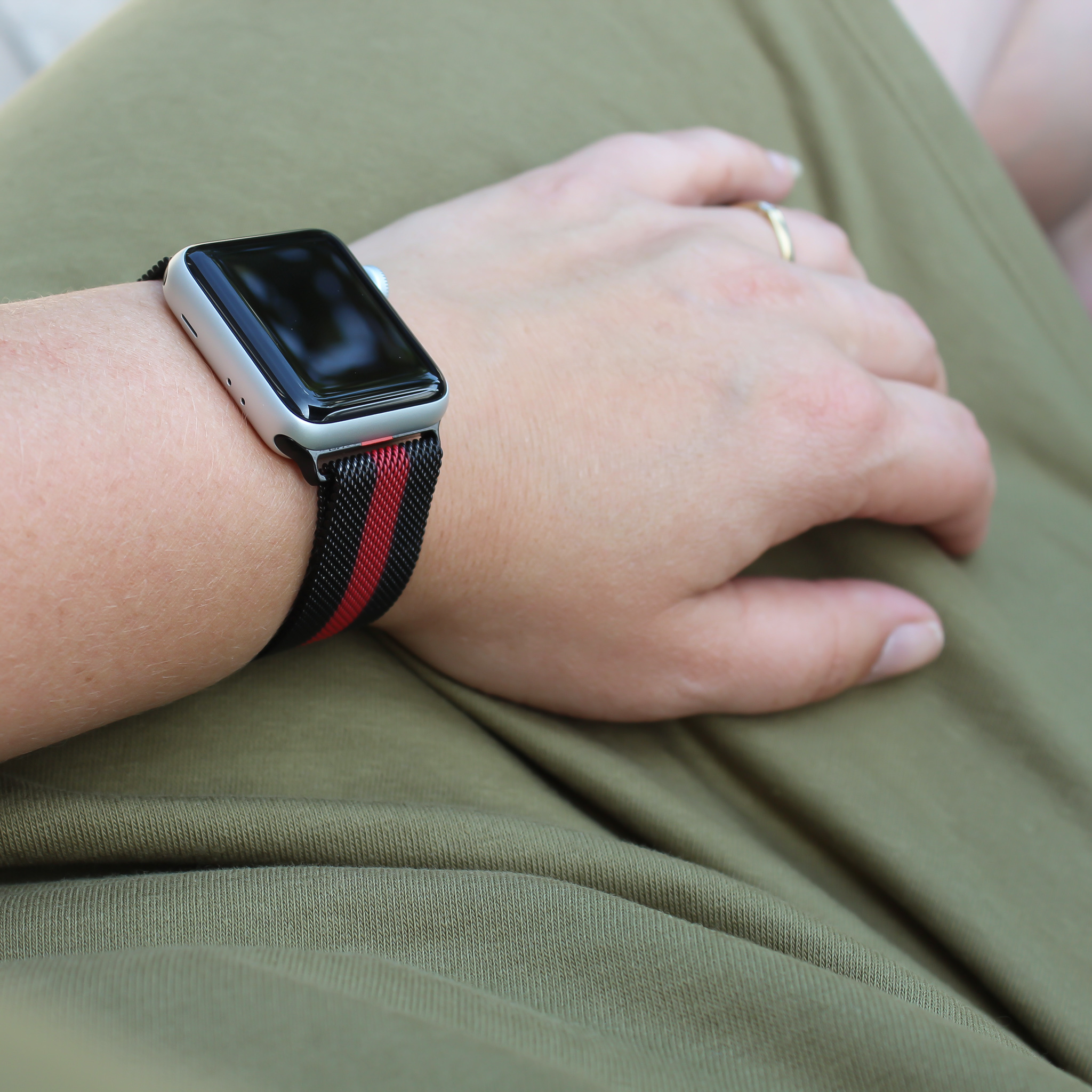 Apple Watch Milanaise Armband - schwarz rot gestreift