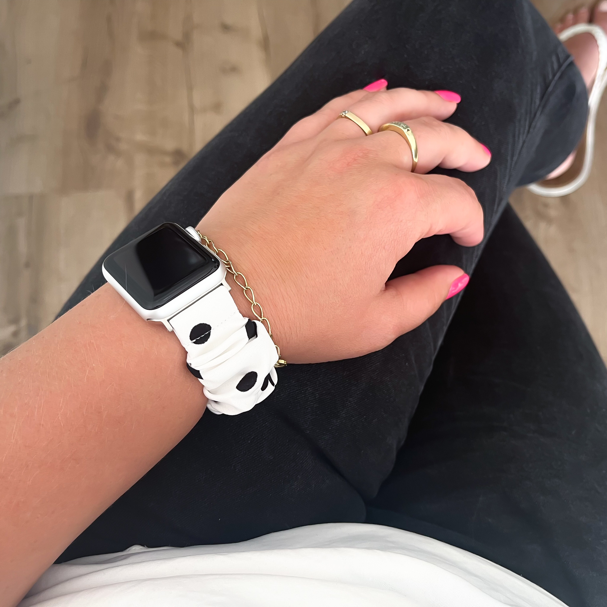 Apple Watch Nylon Scrunchie Armband - weiß mit schwarzen Tupfen